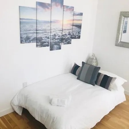 Apartment Seaview, Luxury Apartment, 2 Min Walk To Porth Beach *