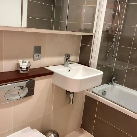 Seaview, Luxury Apartment, 2 Min Walk To Porth Beach *