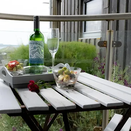 Seaview, Luxury Apartment, 2 Min Walk To Porth Beach Apartment